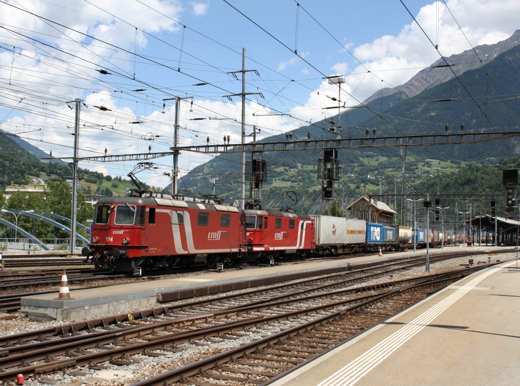 Die Re 436 114 und die Re 436 113 mit einem KLV-Zug am 02.07.2009 bei der Ausfahrt aus Brig.