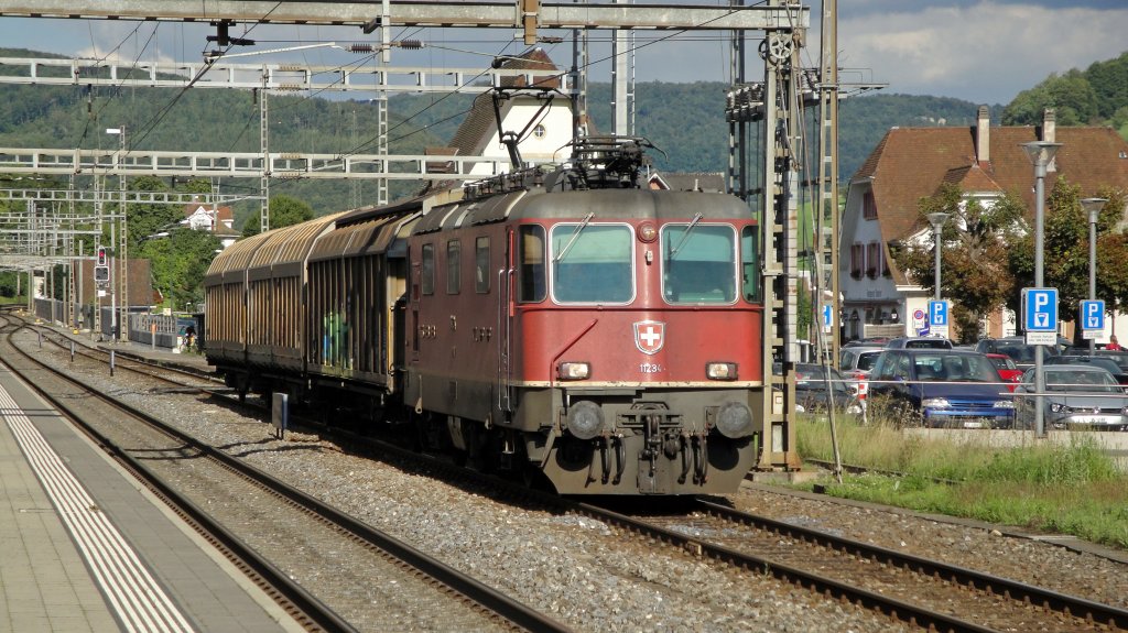 Die Re 4/4  11234 muss am 31.08.10 in Gelterkinden eine berholung abwarten, trotz ihrer bescheidenen Last.