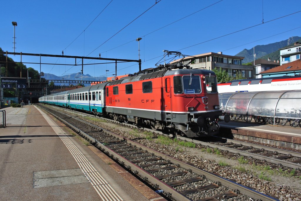 Die Re 4/4 II 11128 mit 6 FS Wagen als Ersatz EC 14 bei Einfahrt in Bellinzona, 15.09.2012.