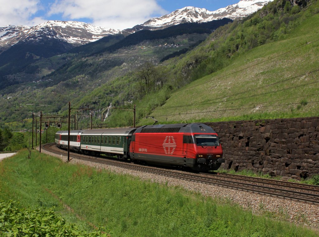 Die Re 460 047 mit einem IR am 11.05.2013 unterwegs bei Lavorgo.