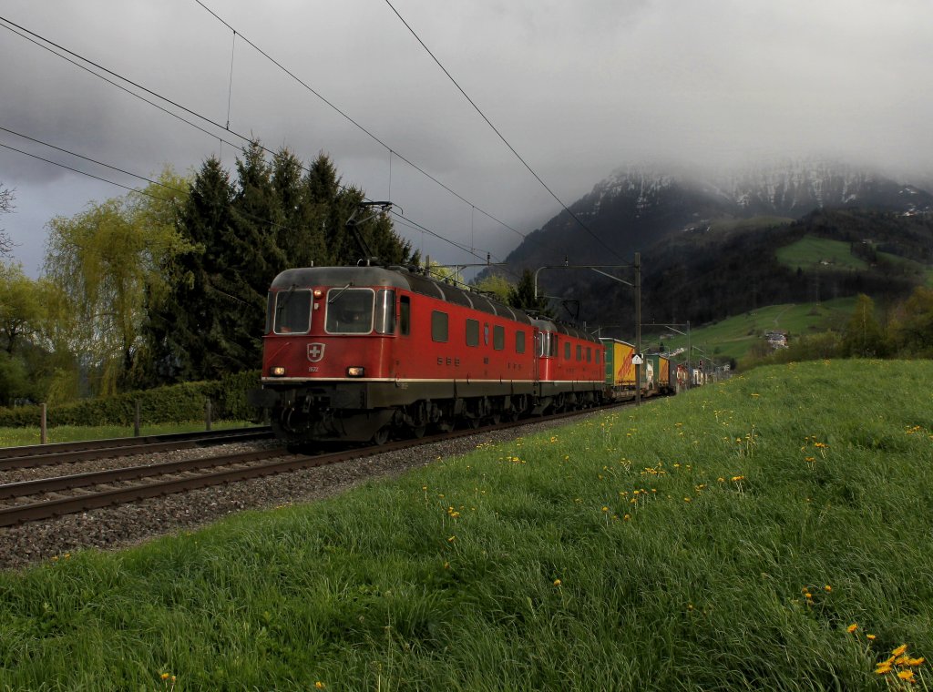 Die Re 6/6 11672 und die Re 6/6 11684 mit einem KLV Zug am 24.04.2012 unterwegs bei Immensee.