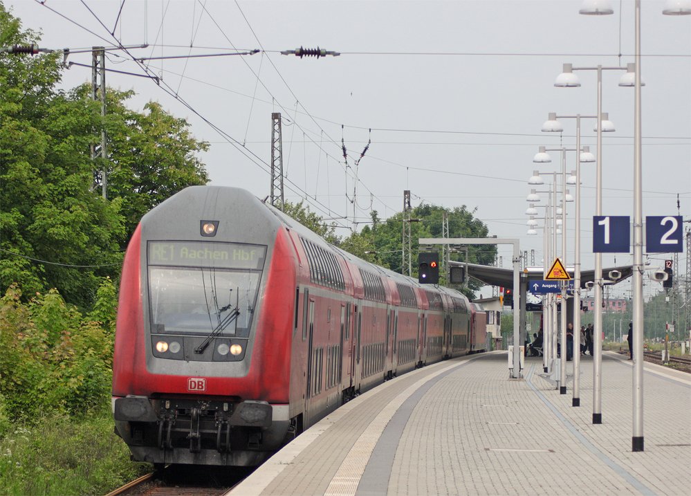 Die RE1 (10122) aus Hamm nach Aachen Hbf mit Schublok 146 021-1 beim letzten Zwischenhalt vor dem Endbahnhof in Aachen Rothe-Erde, 1.6.10