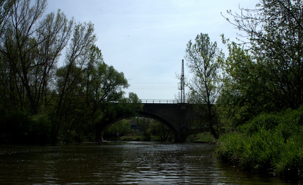 Die Saalebrcke sdlich von Weienfels am 30.04.2012 gegen 16:23 aufgenommen, aus dem langsam treibendem Boot ..... 