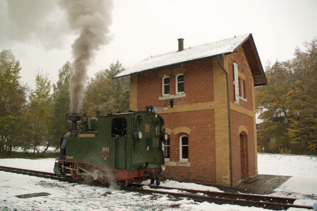 Die schsische IK No 54 am 17.10.09 beim Wasser nehmen im Bahnhof Steinbach.