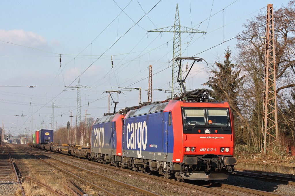 Die SBB Cargo 482 017 und die 482 019 ziehen am 4.2.12 einen kurzen und fast leeren KLV durch Ratingen-Lintorf.