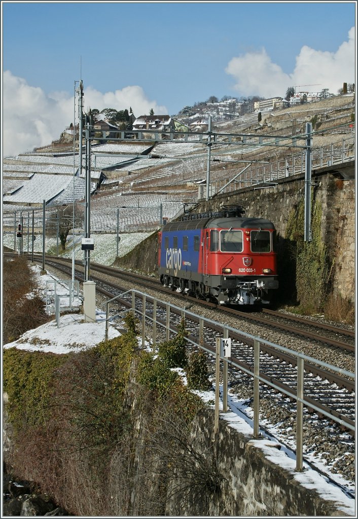 Die SBB Re 620 03-1 bei Rivaz auf dem Weg Richtung Wallis, um dort einen Gterzug abzuholen.
8. Februar 2013 