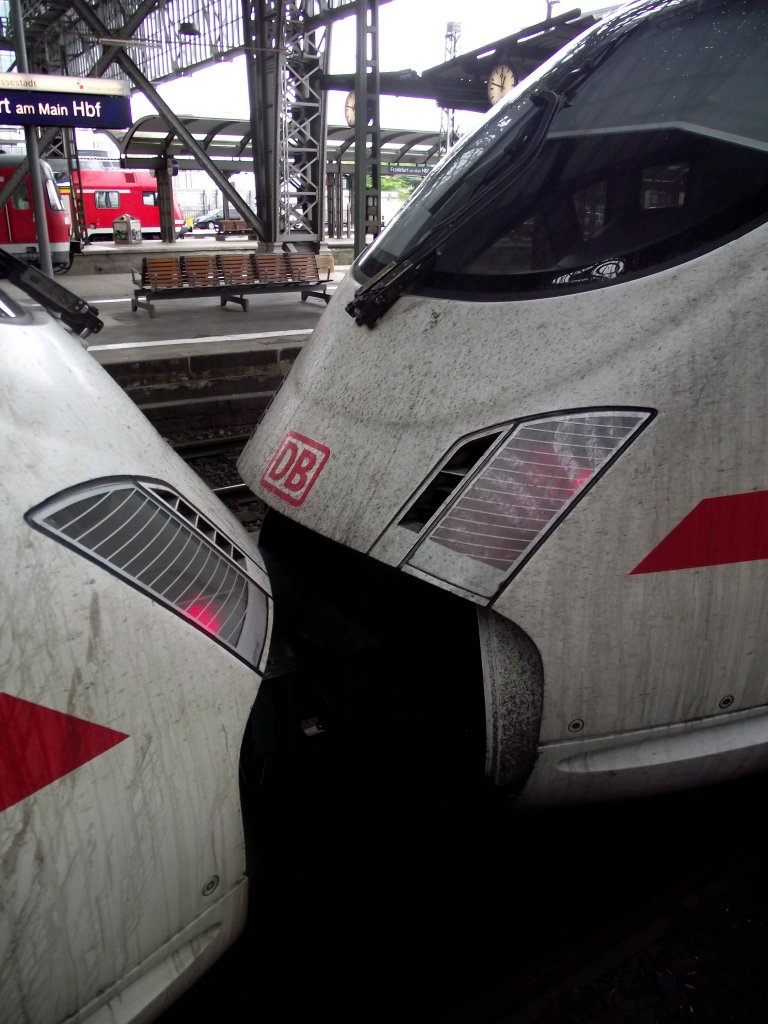 Die Scheinwerfer von zwei ICE T (BR411) am 20.06.13 in Frankfurt am Main Hbf 