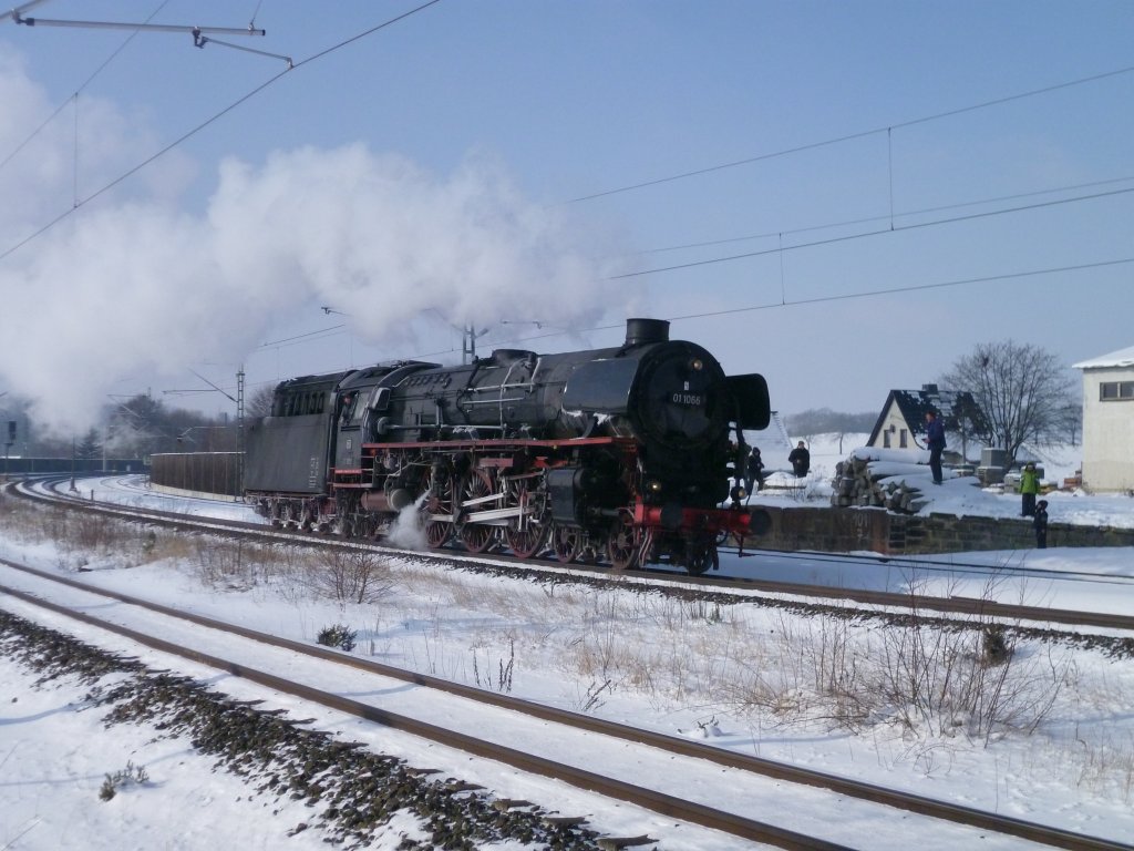 Die Sonderfahrt des UEF am 11.02.12 mit 01 1066 ins Erzgebirge. Die Fahrt ging nur bis Herlasgrn, wegen der Steckensperrung. Hier zusehen in Herlasgrn beim umsetzen.