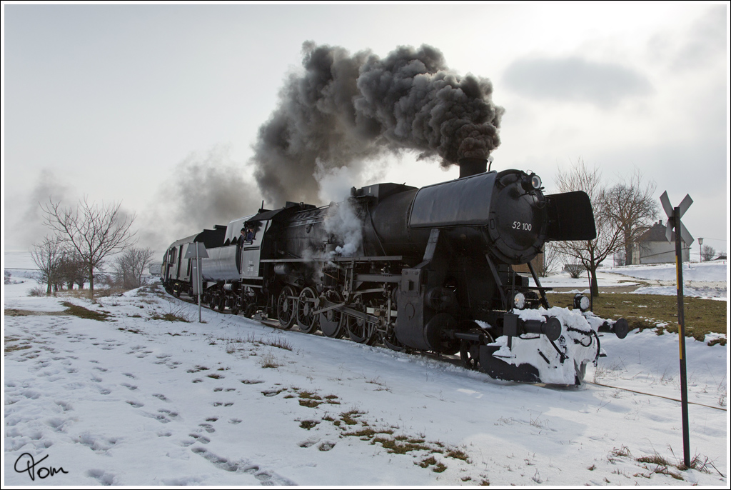 Die Strasshofer Dampflok 52.100, dampft mit dem Majestic Imperator, als Sonderzug 14370 von Korneuburg nach Ernstbrunn durch das winterliche Weinviertel. Wetzleinsdorf 17.2.2013