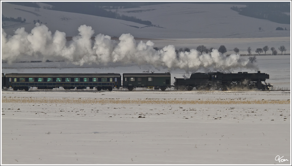 Die Strasshofer Dampflok 52.100, dampft mit dem Majestic Imperator, als Sonderzug 14370 von Korneuburg nach Ernstbrunn durch das winterliche Weinviertel. Mollmannsdorf 17.2.2013