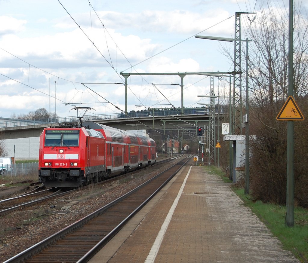 Die in Stuttgart beheimatete 146 223-3 zieht am 2.4.2010 einen Regionalzug nach  Mosbach-Neckarelz . Aufgenommen wurde das Bild in Reichenbach an der Fils.