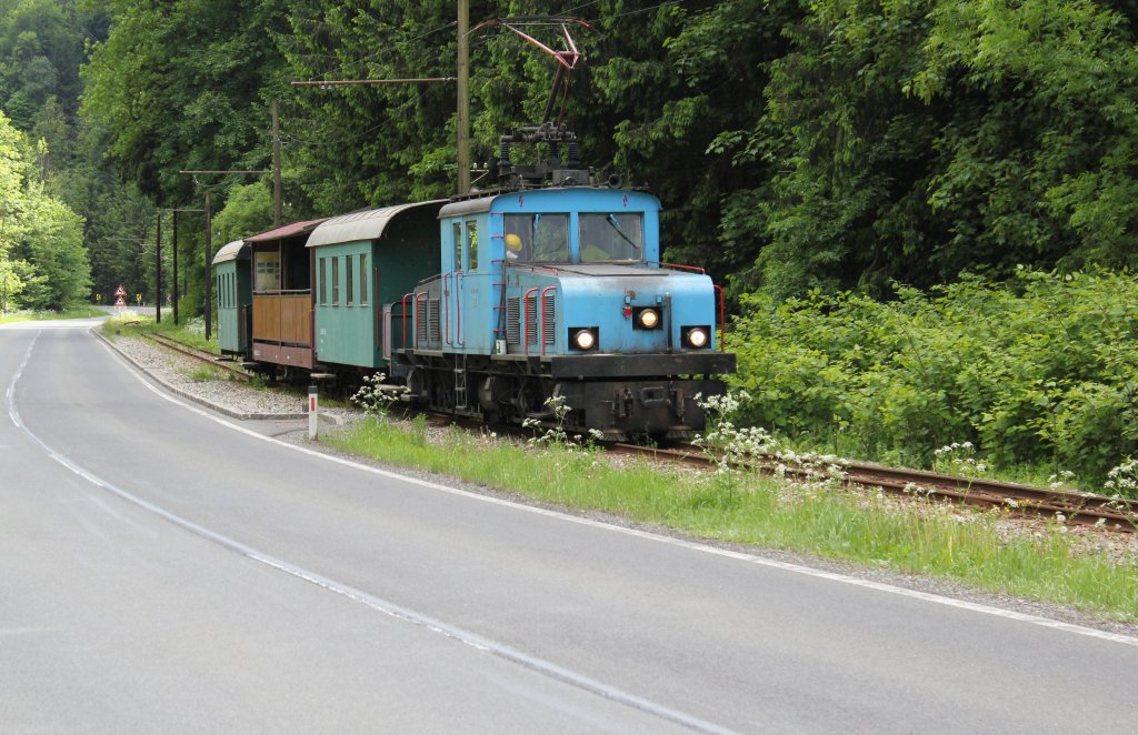 Die Trasse der Breitenauerbahn wechselt auf dem Weg nach Breitenau fters die Straenseite, hier ca. auf halber Strecke nach Breitenau, 20.5.2013