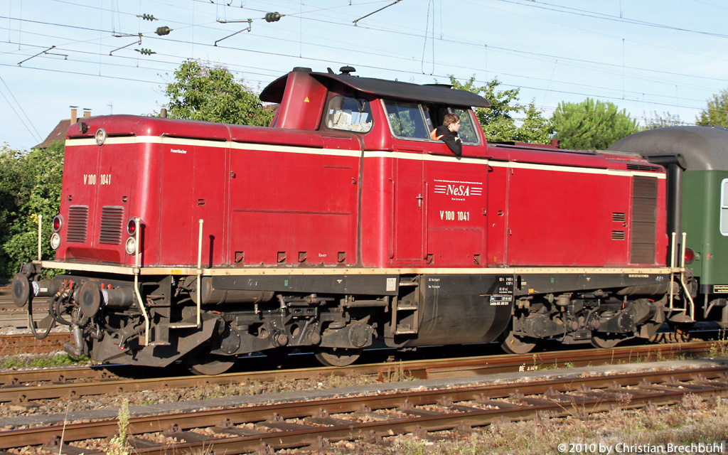 Die V100 1041 bringt den Sonderzug am 11.09.2010 fr die V200 nach Haltingen!