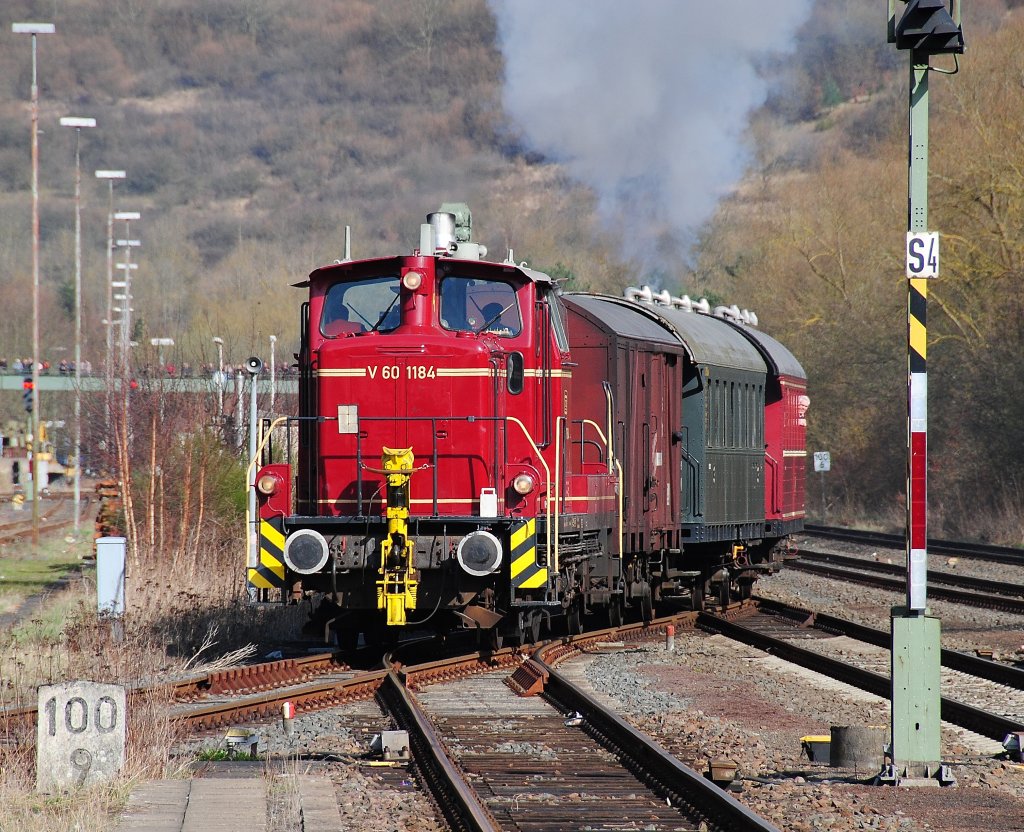 Die V60 1184 drckt den Pendlerzug zwischen Drehscheibe und Bahnhof nach. So gesehen, bei der Ausfahrt aus dem Bahnhof Gerolstein.