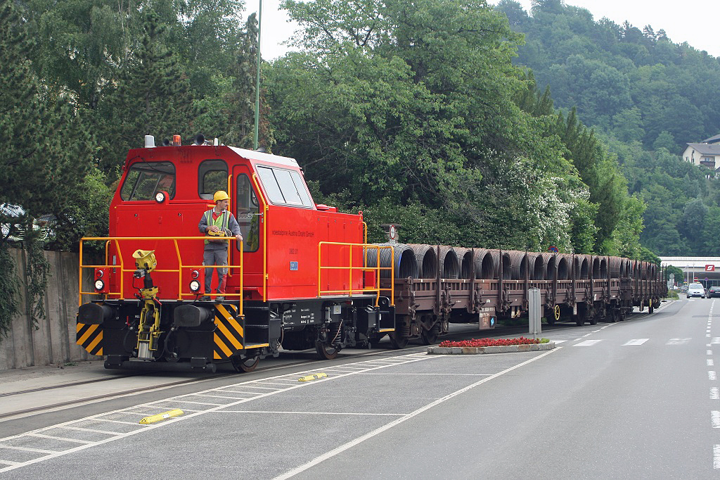 Die Werkbahn der Firma Felten-Austria-Draht fhrt vom Bahnhof Bruck/Mur ber die Bahnhofsstrasse ins Werkgelnde.Die Strasse wird in einer Lnge von ca. 200Metern mitbentzt. Am 15.6.2009 ist der berstellzug mit der Werklok in der Bahnhofstrasse zu sehen.