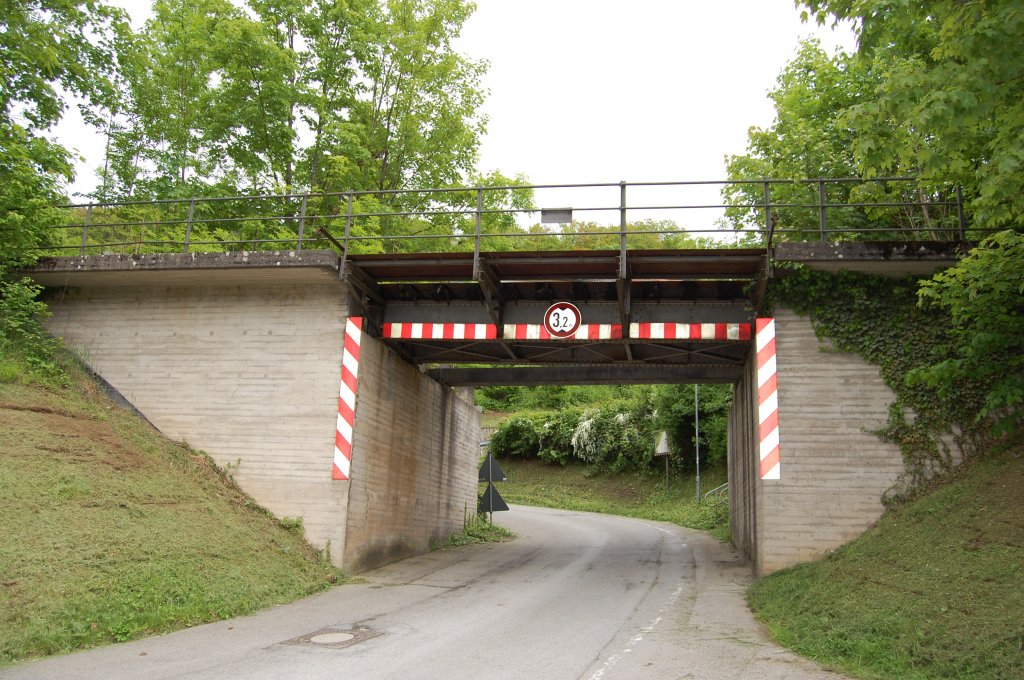 Die wrttembergische Schwarzwaldbahn am 27. Mai 2013 an einer Eisenbahnbrcke in Calw.