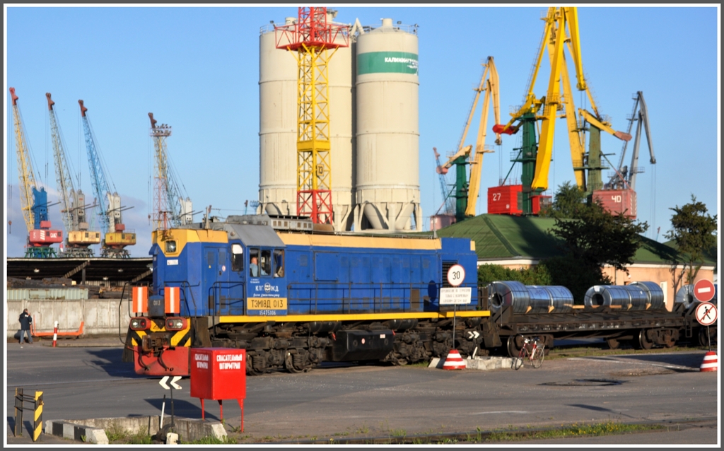 Diese Aufnahme entstand um 06.37 Uhr im Hafenbecken Volnaya Gavan vom Deck unseres Schiffes. Die Sonne scheint hier bereits um fnf Uhr und die Russischen Behrden machten vor dem Ablegen vor jeder Kabine um 06.00Uhr ! eine Gesichtskontrolle. Danke fr den Weckdienst, sonst htte ich die einzige Lok womglich verpasst. (07.06.2012)