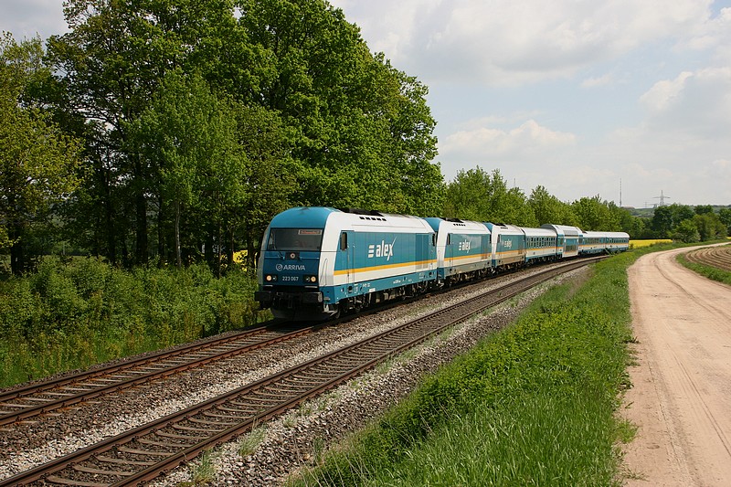 Diese hchst interessante Fuhre konnte ich mit der fhrenden 223-069 an der KBS 855 bei Wenzenbach in Szene setzen.(22.5.2010)