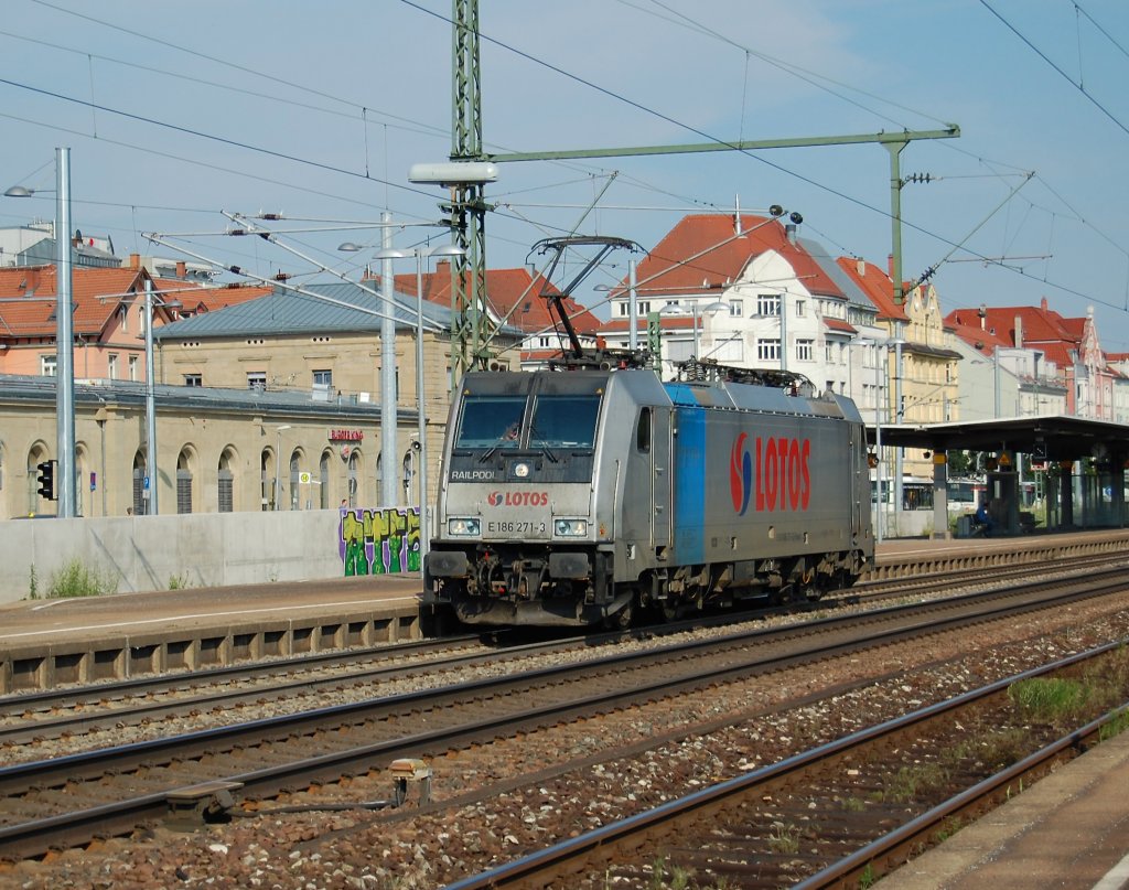 Diese Lok ist wohl eher selten auf der Filsbahn anzutreffen denn 186 271 ist fr ein Polnisches EVU unterwegs und LZ auf der KBS 750 unterwegs.Aufgenommen am 9.7.2013 in Esslingen am Neckar.