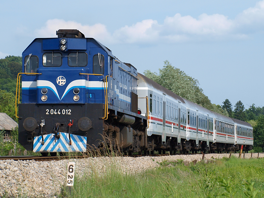 Diesellok 2044 012 mit Personenzug Richtung Zagreb bei der Einfahrt in Zabok / 03.06.2012.