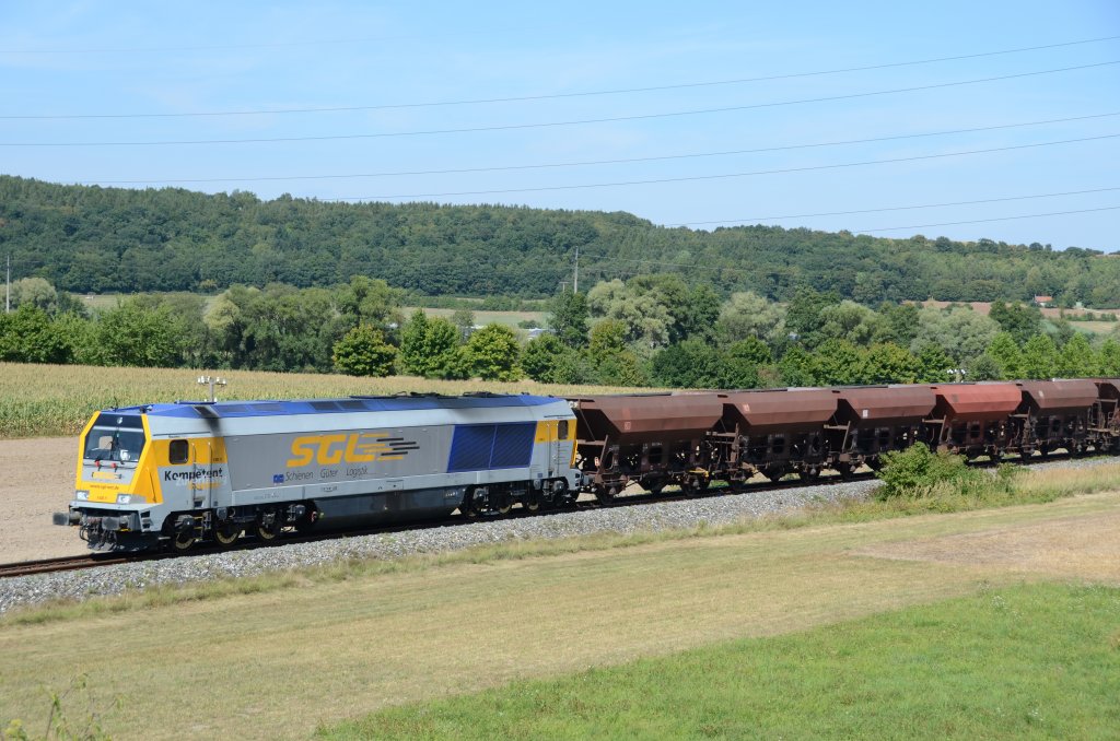 Diesellok V400.11 (Voith Maxima) der SGL zieht am 23.08.2012 ihre Gterwagons durch Birkenfeld. 