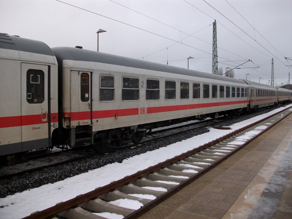 Dieser Wagen war einmal ein InterRegiowagen.Am 12.Januar 2011 war der Bimz 51 80 22-94 199-2 im IC 2213 Binz-Stuttgart eingereiht,als ich ihn in Bergen/Rgen fotografierte.