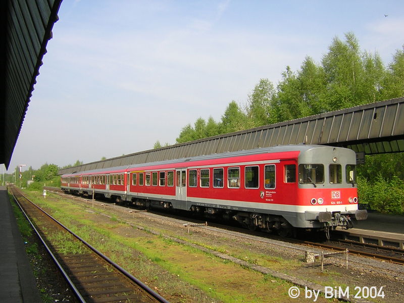 Dieses Bild ist schon Geschichte. Der 624 615 steht am 26.06.2004 am Gronauer Bahnhof und wartet auf seine Ausfahrt in Richtung Dortmund. An diesem Wochenende fuhren die Zge abweichend von Gleis 3 ab, weil ab Coesfeld Baustelle war.