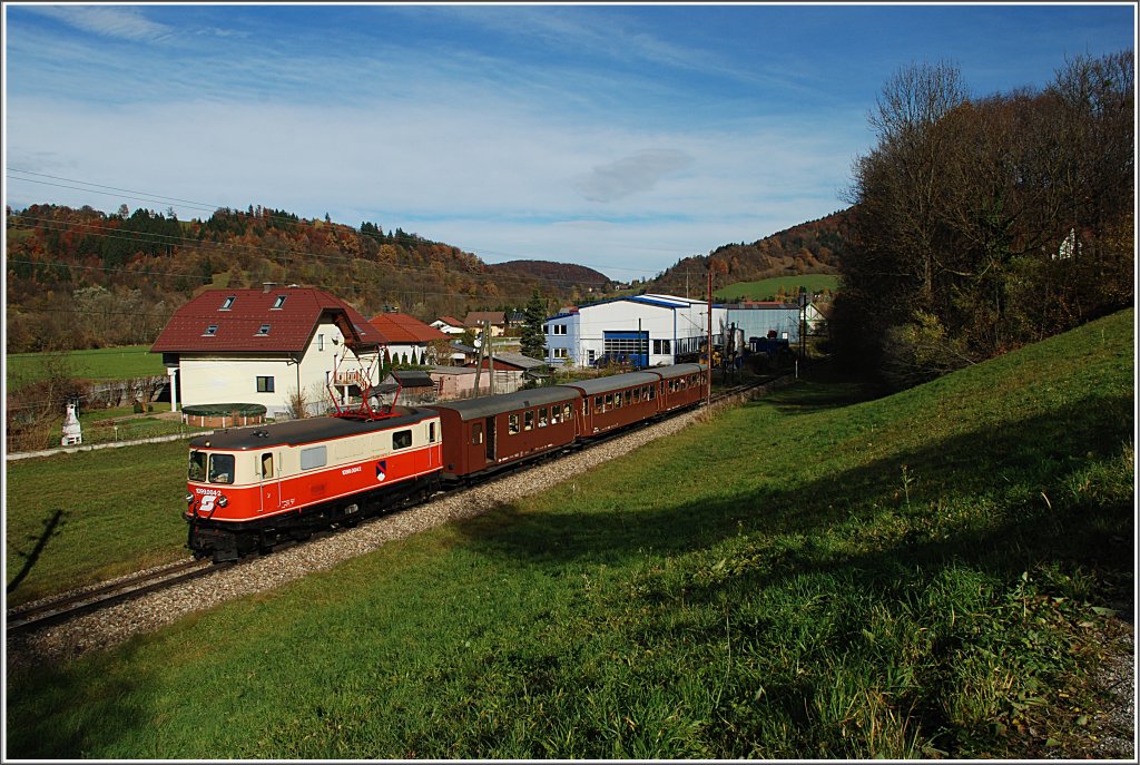 Dieses Bild zeigt den selben Zug (R 6811) bei der Andreaskirche bei Tradigist.