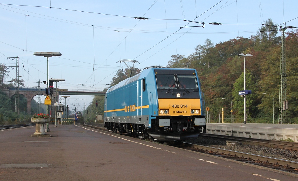 Doch auf Nebel folgt oft Sonnenschein. Rechtzeitig um 480 014, die aus dem Bombardier-Werk in Kassel auf Probefahrt gen Norden war, ein angemessenes Licht zu bieten. Aufgenommen in Eichenberg.