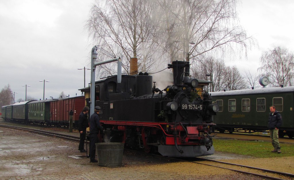 Dllnitzbahn 99 1574-5 beim wasserfassen im Bf Mgeln; 02.01.2012