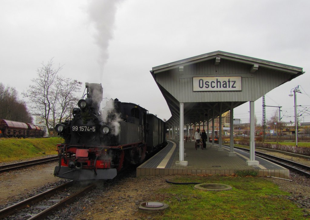 Dllnitzbahn 99 1574-5 mit der DBG 206 nach Mgeln, im Bf Oschatz; 02.01.2012