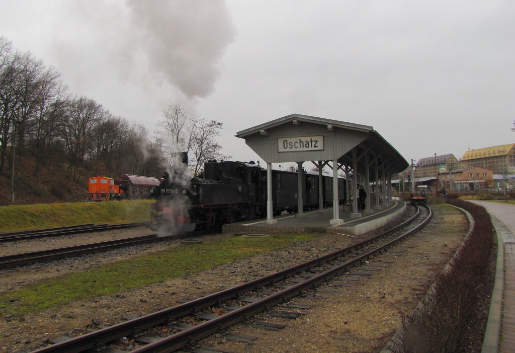 Dllnitzbahn 99 1574-5 mit der DBG 206 nach Mgeln, kurz vor der Abfahrt am 02.01.2012 in Oschatz.