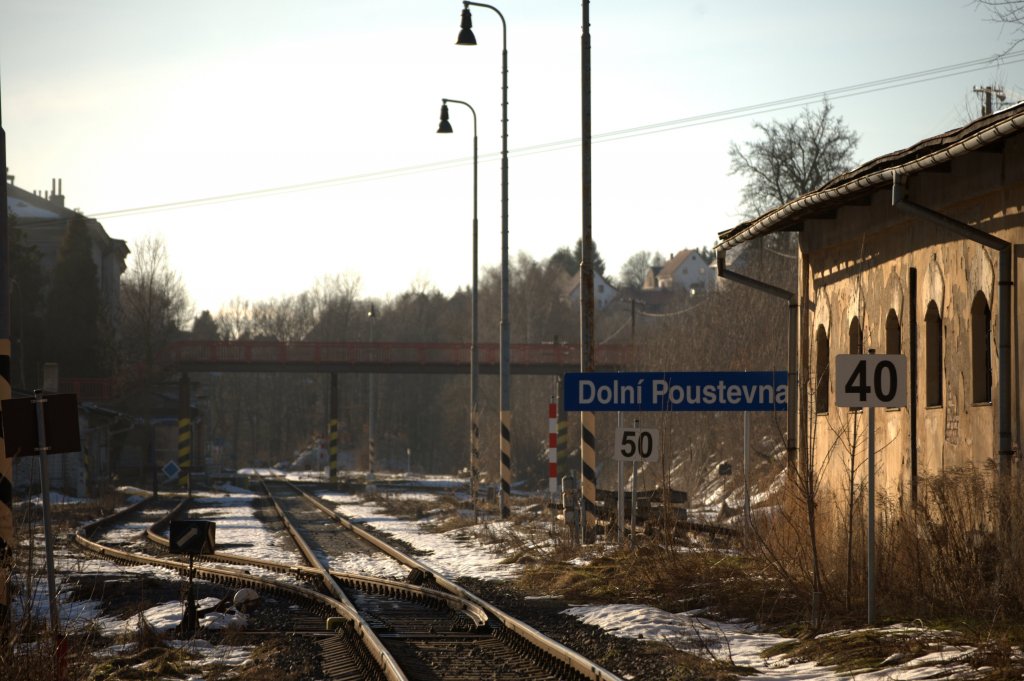 Dolny Pustevna , deutsch Nieder Einsiedel , ein Nachbarort von Sebnitz(Sachsen) wird von Decin aus von der U8 erreicht , einige Male kommen Desirios  der DB AG hier an.
Leider ist Weiterfahrt nach Sebnitz auf Grund demontierter Gleise nicht mglich.