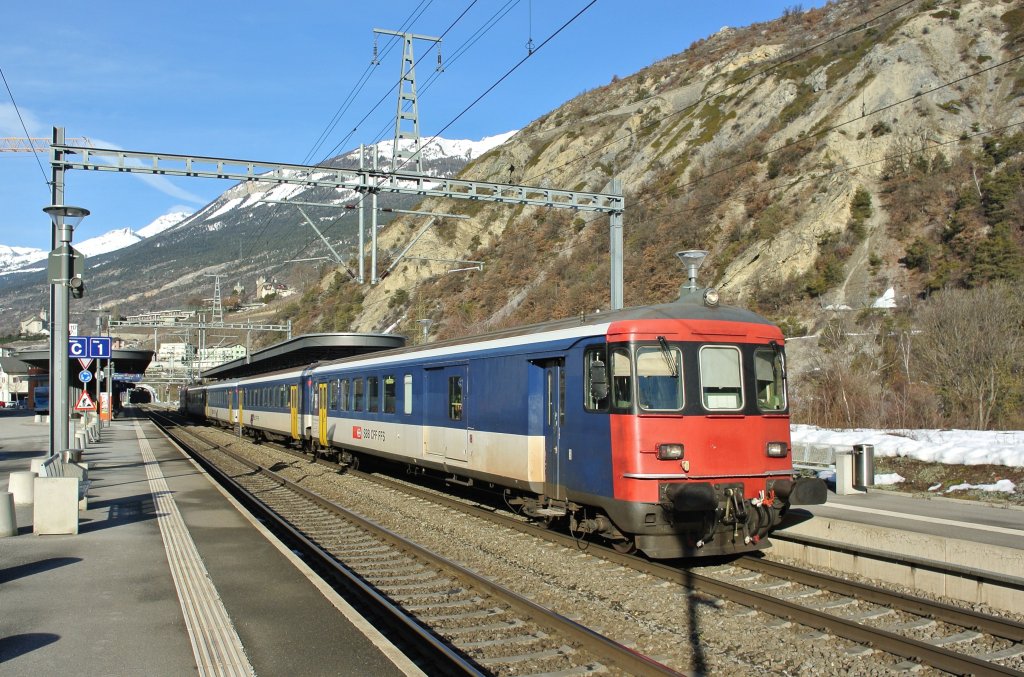 Domino-Mangel im Wallis: Der Re 4/4-BDt Pendel verkehrt immer noch, es wurden mittlerweile jedoch alle Wagen ausgewechselt. R 4415, mit dem fhrendem BDt EWI 50 85 85-33 966-1 in Leuk, 23.01.2013.