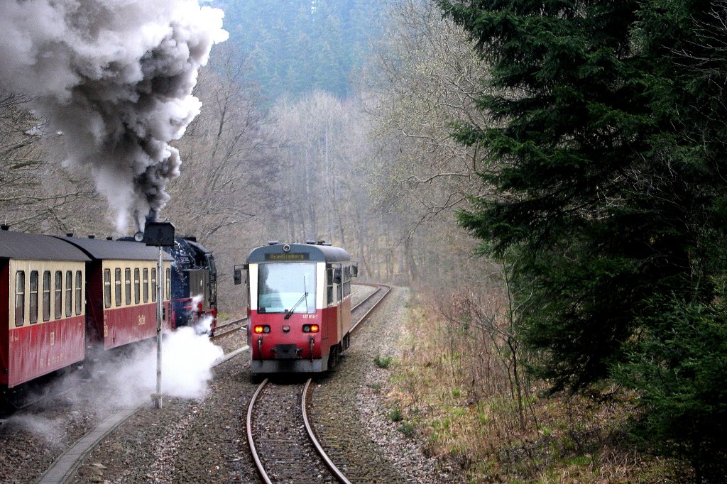 Doppelausfahrt am 06.04.2012 aus dem Bahnhof  Eisfelder Talmhle . Whrend links 99 7245 mit P 8920 ihre Fahrt in Richtung Drei Annen Hohne und Wernigerode fortsetzt, wird Triebwagen 187 018 gleich rechts in Richtung Alexisbad, Gernrode, Quedlinburg abbiegen.