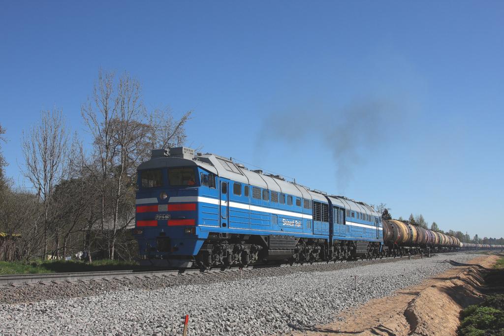 Doppellok 2T3115-1667 der Skinest Rail hat am 1.5.2012 im Bahnhof 
Plavinas den Schnellzug aus Riga abwarten mssen. Nun heulen die Motoren
auf und die schwere Maschine setzt ihren beladenen Tankzug wieder in 
Richtung Riga in Bewegung.