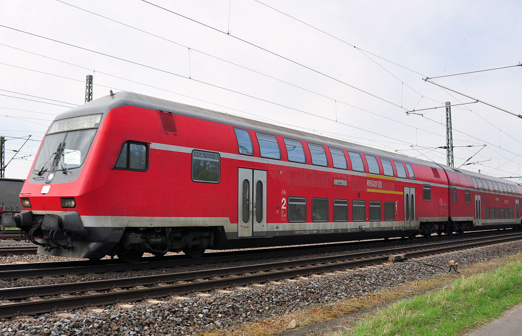 Doppelstock-Steuerwagen in Troisdorf-Spich, Richtung Koblenz unterwegs - 07.04.2010