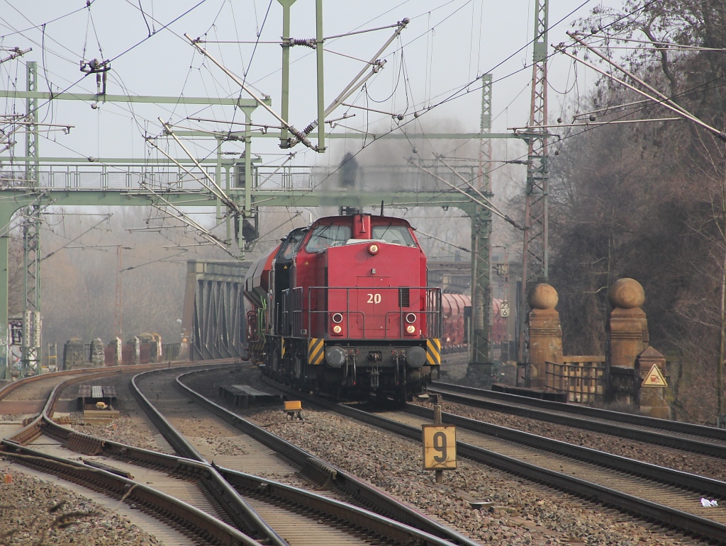 Doppelte Kleindiesel-Power. 203 122 der BBL und 203 148 von RTuL mit Schotterwagen in Fahrtrichtung Seelze. Aufgenommen am 17.03.2012 in Hannover Linden/Fischerhof.