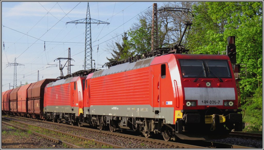 Doppeltraktion ist angesagt bei der schweren Last am Haken. Zwei 189ger mit einen
Erzzug bei der Durchfahrt in Lintorf bei Ratingen Anfang Mai 2013.