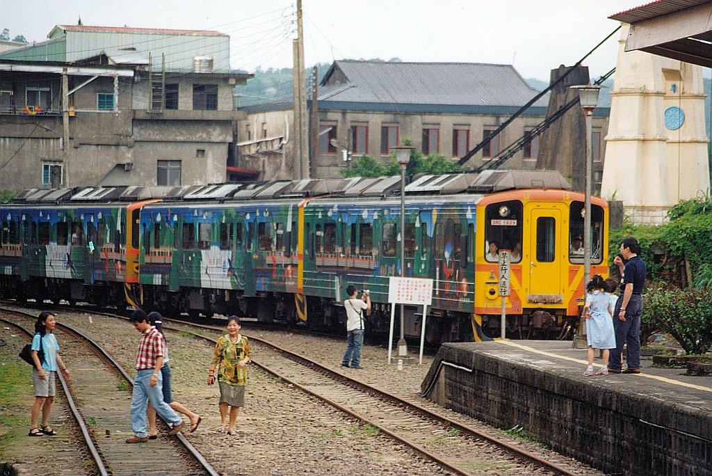 DRC 1029 bei der Einfahrt in  den Bf. Shih Fen am 21.Mai 2005.