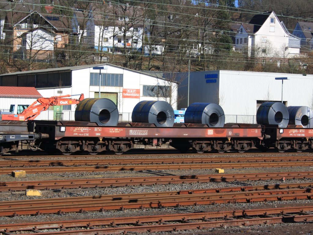 Drehgestellflachwagen mit sechs Radstzen, mit Lademulden fr Coiltransporte (Sahmms 710) am 19.03.2011 beladen mit 3 Coils abgestellt in Kreuztal.