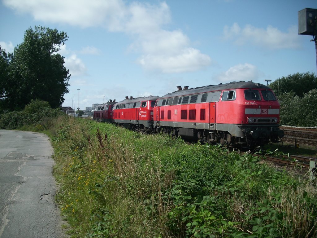 Drei zwei 218 sind auf dem weg zur Tankstation nahe dem Bahnhof Westerland auf Sylt.
Sie ziehen den Autozug zwischen Westerland-Niebll.
Ungewhnlich: Normaler weise sind nur zwei Loks vor den Autozug gespannt.

Westerland im Sommer 2009
