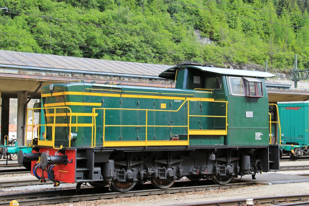  Dreiachsige Verschublok 245 6020 in Bahnhof Brenner. 15.06.2011