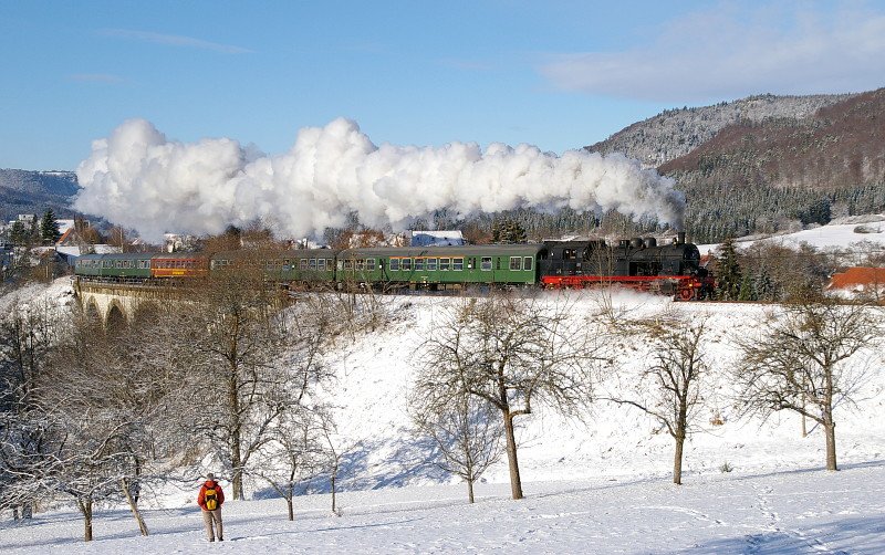 Dreiknigsdampf am 3.1.2010 der EfZ mit 78 468.
Der Zug fhrt hier gerade ber das Talbachviadukt bei Albstadt-Lautlingen an der Kbs 766.