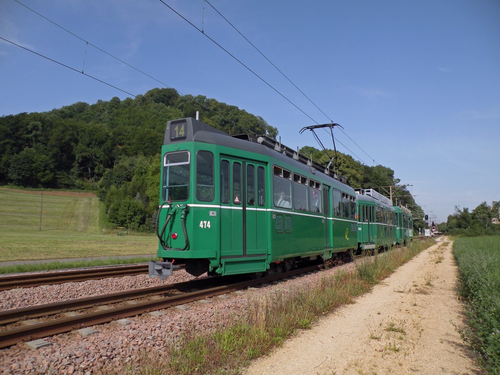 Dreiwagenzug Be 4/4 496 + B4 S 1480 + Be 4/4 474 in voller Fahrt Richtung Muttenz. Die Aufnahme stammt vom 09.07.2010.