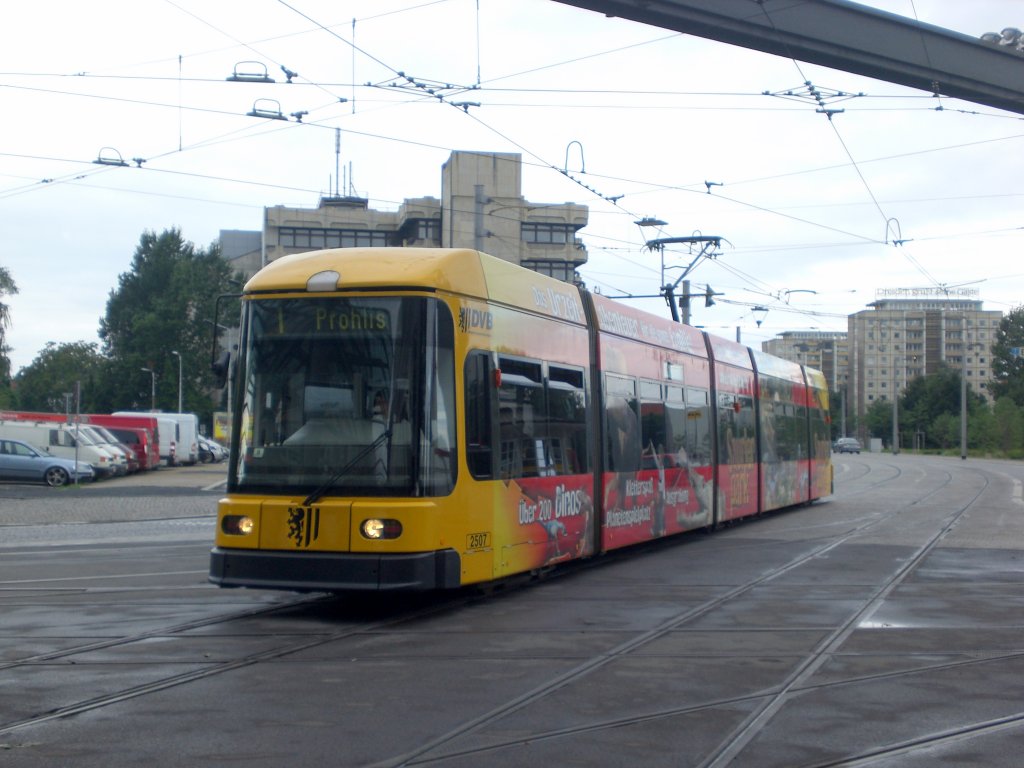 Dresden: Straenbahnlinie 1 nach Prohlis Gleisschleife an der Haltestelle Postplatz.(18.8.2010)