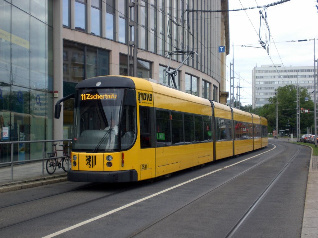 Dresden: Straenbahnlinie 11 nach Zschertnitz an der Haltestelle Prager Strae.(18.8.2010)