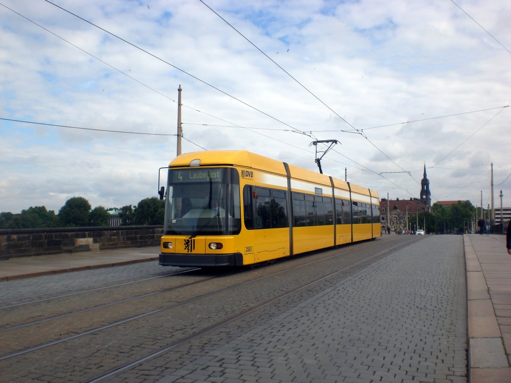 Dresden: Straenbahnlinie 4 nach Laubegast Kronstdter Platz nahe der Haltestelle Theaterplatz.(18.8.2010)