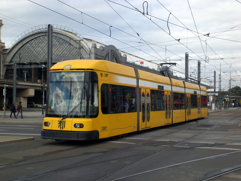 Dresden: Straenbahnlinie 6 nach S-Bahnhof Niedersedlitz am Hauptbahnhof.(18.8.2010)