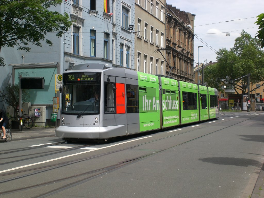 Dsseldorf: Straenbahnlinie 704 nach Bilk Sdfriedhof an der Haltestelle Bilker Kirche.(2.7.2012)
 
